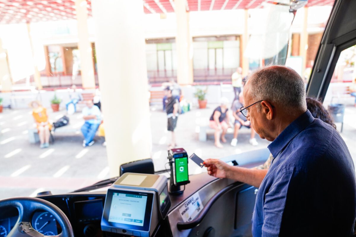 GuaguaGomera activa un sistema pionero de pago con tarjeta para garantizar su uso en todas las rutas